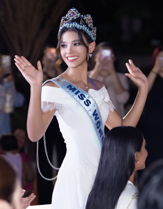 Top 3 Miss World 2026 đón Trung thu cùng thiếu nhi Việt Nam