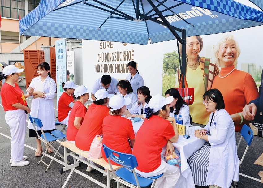 Vinamilk Sure đồng hành cùng người cao tuổi chủ động sống khỏe Vinamilk Sure đồng hành cùng người cao tuổi chủ động sống khỏe