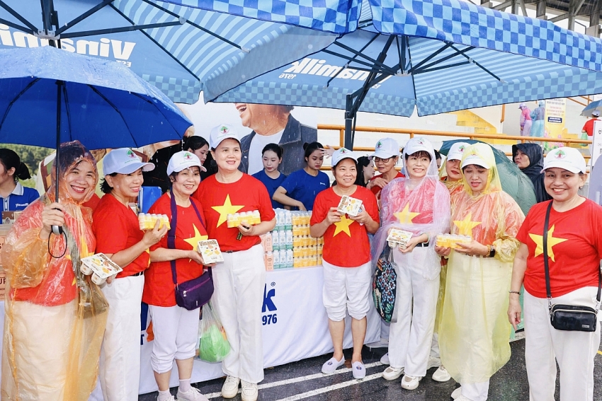 Vinamilk Sure đồng hành cùng người cao tuổi chủ động sống khỏe Vinamilk Sure đồng hành cùng người cao tuổi chủ động sống khỏe