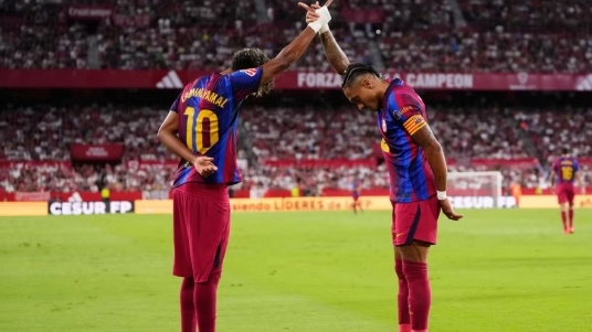 Raphinha lập hai hat-trick liên tiếp, Barca phá kỷ lục đầu mùa