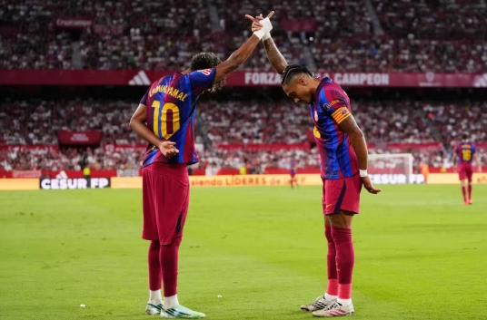 Raphinha lập hai hat-trick liên tiếp, Barca phá kỷ lục đầu mùa