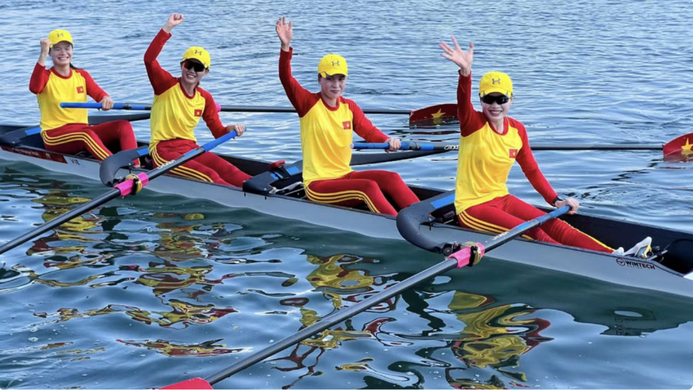 Bộ tứ Dư Thị Bông, Lê Thị Hiền, Phạm Thị Ngọc Anh và Hà Thị Vui giành Huy chương Đồng thuyền bốn nữ một mái chèo môn rowing. (Ảnh: Bùi Lượng)