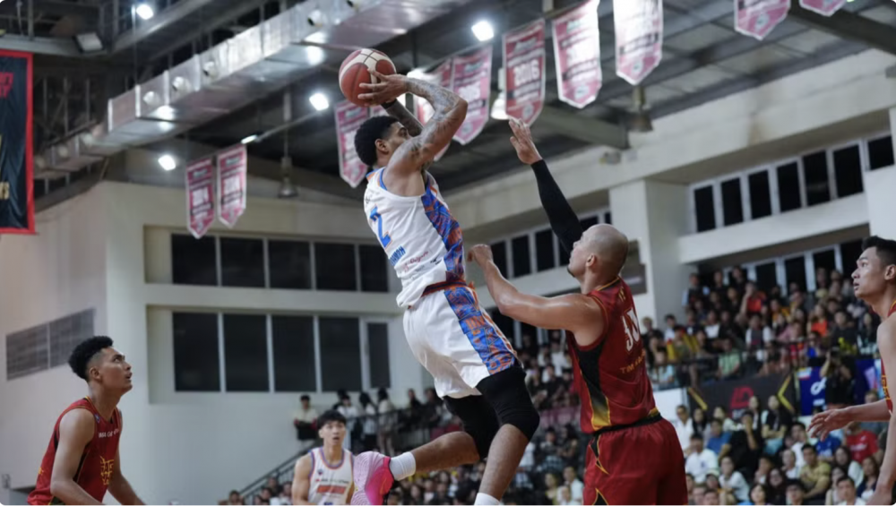 AJ Bramah ném bóng trước áp lực phòng ngự từ các tay chắn Saigon Heat. (Ảnh: VBA)
