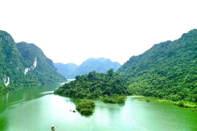 Thảo nguyên 100 ha ở Lạng Sơn: Mùa khô thả ngựa, mùa nước chèo kayak