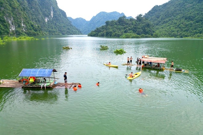 Thảo nguyên 100 ha ở Lạng Sơn: Mùa khô thả ngựa, mùa nước chèo kayak