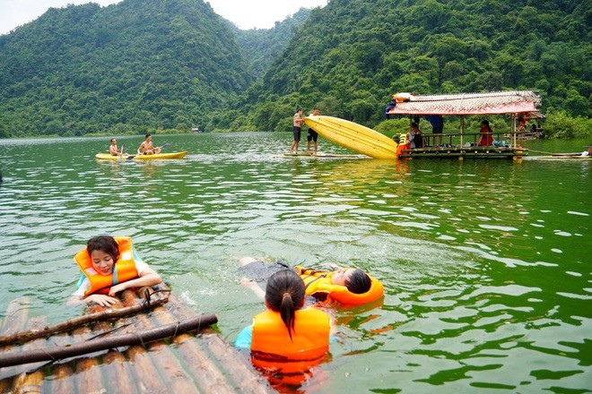 Thảo nguyên 100 ha ở Lạng Sơn: Mùa khô thả ngựa, mùa nước chèo kayak
