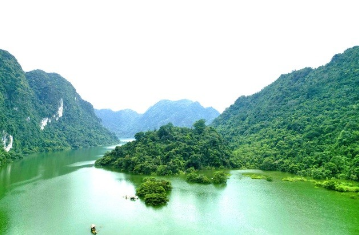 Thảo nguyên 100 ha ở Lạng Sơn: Mùa khô thả ngựa, mùa nước chèo kayak