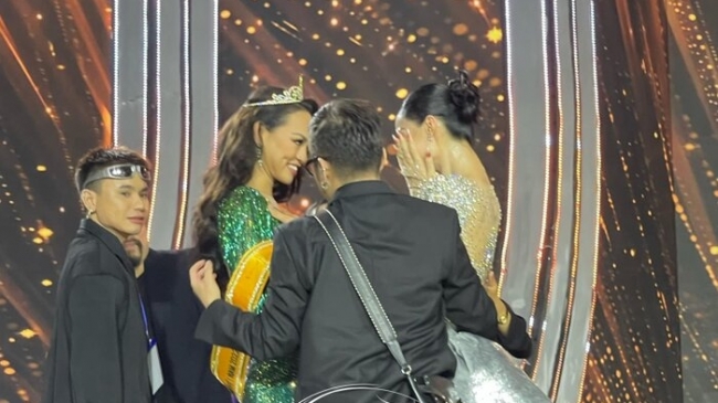 Xúc động khoảnh khắc Lona Kiều Loan gặp riêng Mai Ngô hậu chung kết Miss Grand VN