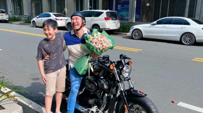 Mới được Thu Trang mua xe mô tô, Tiến Luật chuyển qua 'nhắc khéo' quà sinh nhật từ Anh Tú và Diệu Nhi