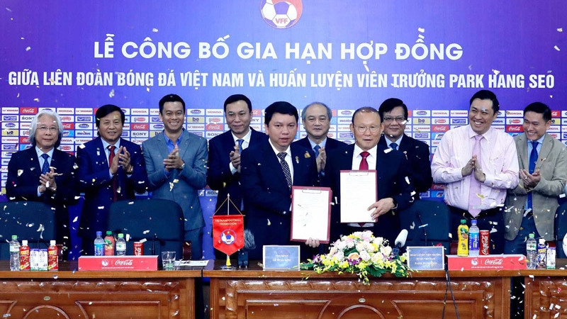 VFF và HLV Park Hang Seo đàm phán hợp đồng: Khi tiền lương là rào cản