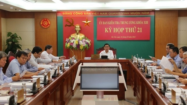 Cảnh cáo nguyên Chủ tịch Viện Hàn lâm Khoa học xã hội Nguyễn Quang Thuấn