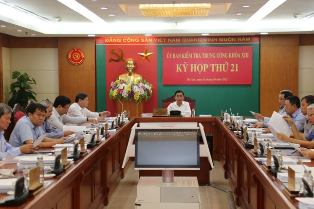 Cảnh cáo nguyên Chủ tịch Viện Hàn lâm Khoa học xã hội Nguyễn Quang Thuấn