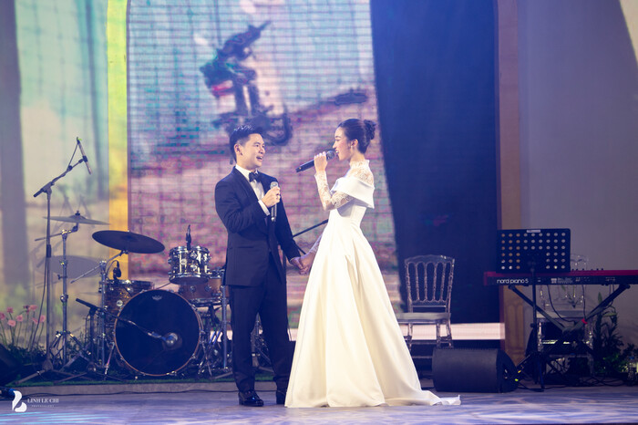 '1001 khoảnh khắc' hạnh phúc trong lễ cưới Đỗ Mỹ Linh và thiếu gia Đỗ Vinh Quang '1001 khoảnh khắc' hạnh phúc trong lễ cưới Đỗ Mỹ Linh và thiếu gia Đỗ Vinh Quang