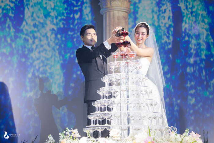 '1001 khoảnh khắc' hạnh phúc trong lễ cưới Đỗ Mỹ Linh và thiếu gia Đỗ Vinh Quang '1001 khoảnh khắc' hạnh phúc trong lễ cưới Đỗ Mỹ Linh và thiếu gia Đỗ Vinh Quang