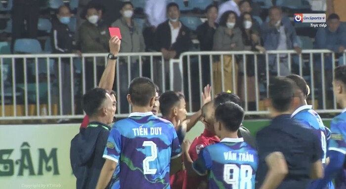 Hỏng cả V.League 2022 vì trọng tài sai, ai chịu trách nhiệm?