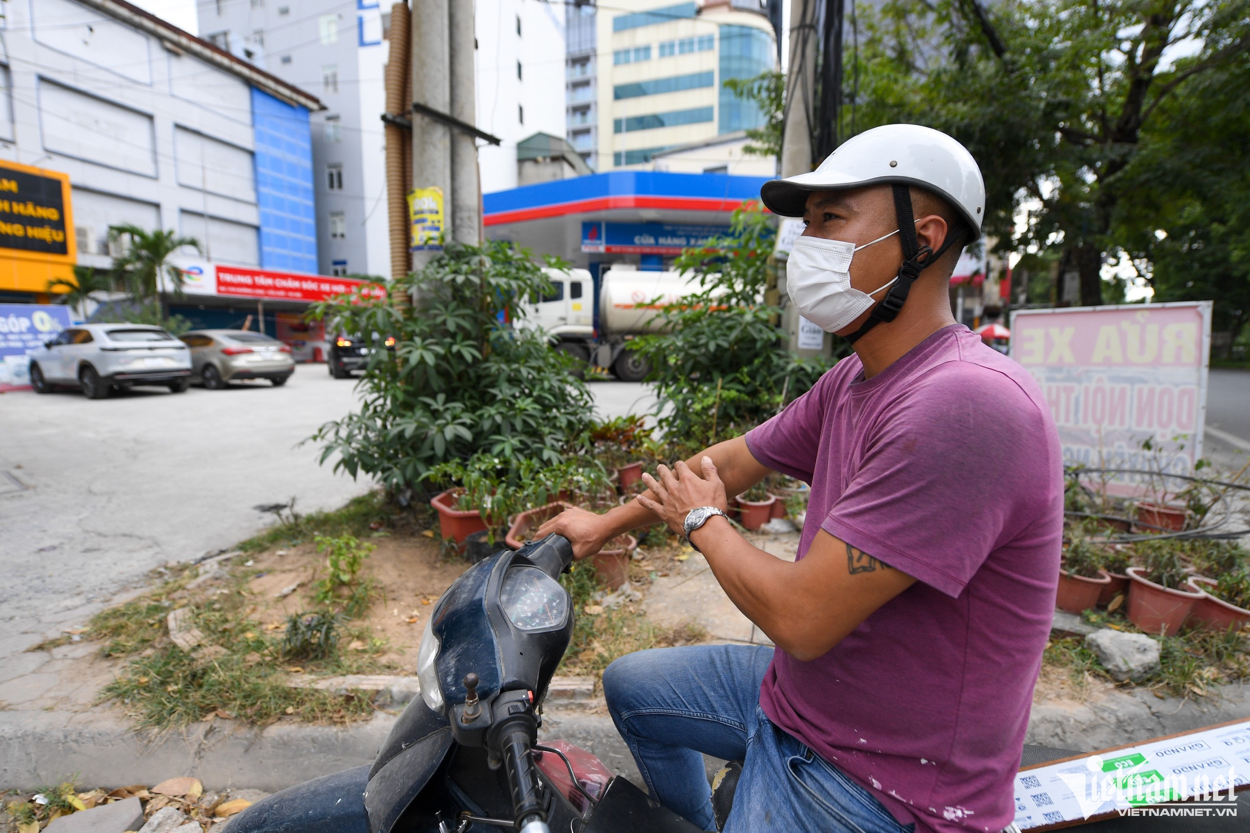 Nhiều trạm xăng dầu ở Hà Nội treo biển hết xăng nghỉ bán, người đi đường gặp khó