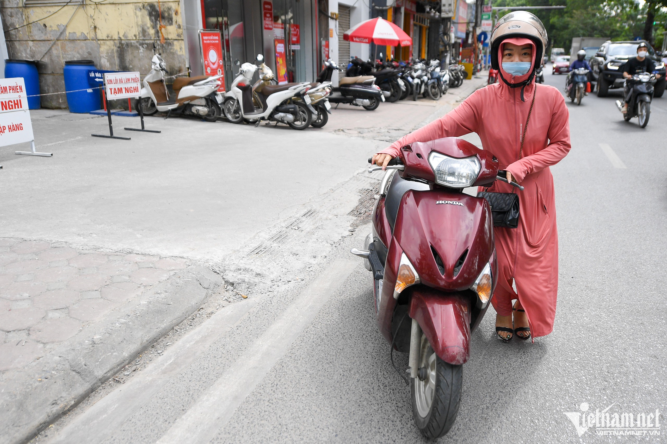 Nhiều trạm xăng dầu ở Hà Nội treo biển hết xăng nghỉ bán, người đi đường gặp khó