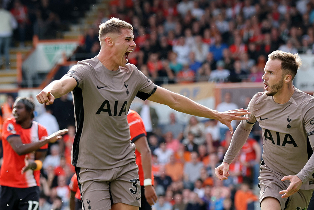 Thắng quả cảm, Tottenham lên ngôi đầu Ngoại hạng Anh