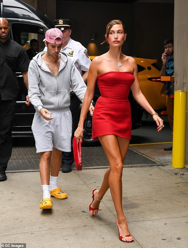 Justin Bieber lấy lại vẻ ngoài phong độ khi cùng bà xã Hailey Baldwin xuống phố