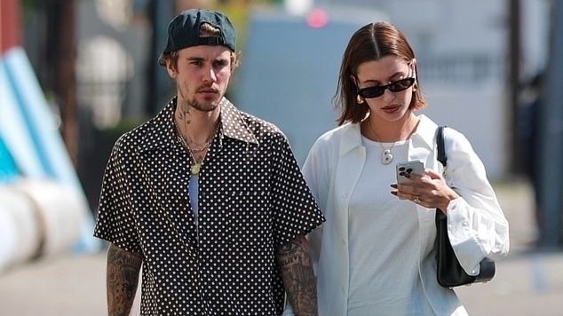 Justin Bieber lấy lại vẻ ngoài phong độ khi cùng bà xã Hailey Baldwin xuống phố