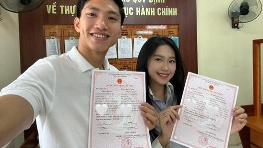 Đoàn Văn Hậu và bạn gái đăng ký kết hôn, "mẹ bỉm" Minh Hằng tiết lộ bị "tiền đình"