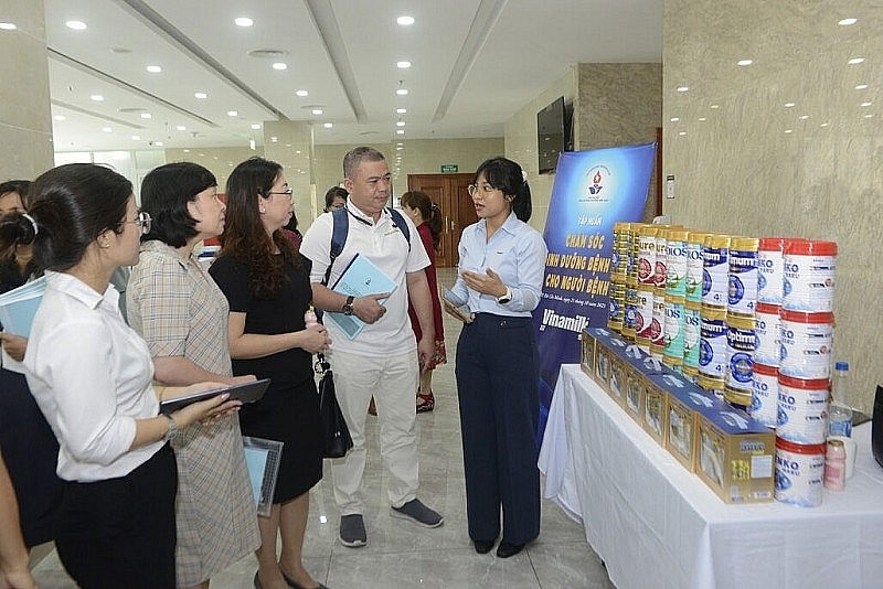 Vinamilk đồng hành cùng Câu lạc bộ điều dưỡng trưởng Việt Nam tập huấn chăm sóc dinh dưỡng bệnh lý cho người bệnh. | Sức khỏe Việt