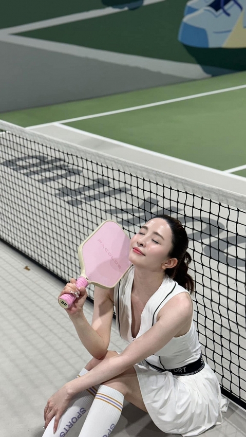 Diễn viên Quỳnh Nga khoe vòng eo con kiến trên sân chơi pickleball