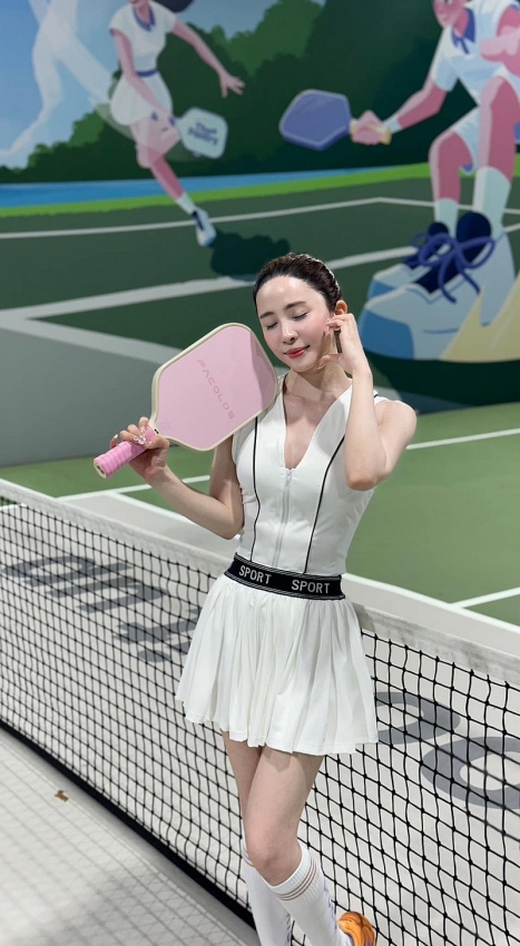 Diễn viên Quỳnh Nga khoe vòng eo con kiến trên sân chơi pickleball