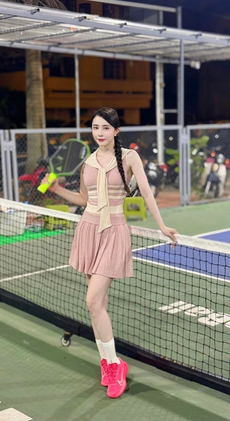 Diễn viên Quỳnh Nga khoe vòng eo con kiến trên sân chơi pickleball