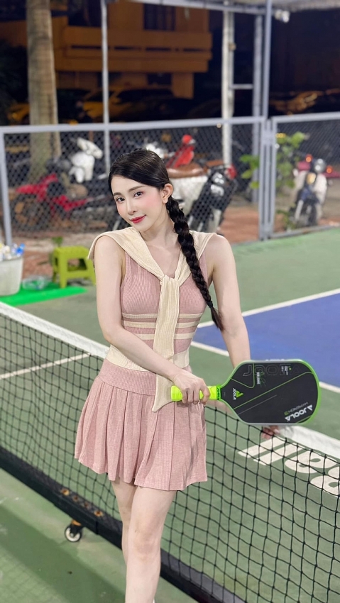 Diễn viên Quỳnh Nga khoe vòng eo con kiến trên sân chơi pickleball