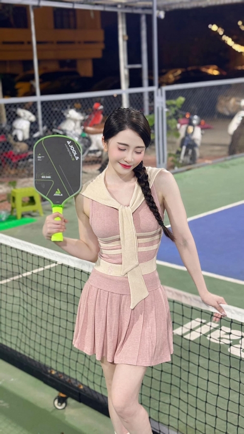 Diễn viên Quỳnh Nga khoe vòng eo con kiến trên sân chơi pickleball