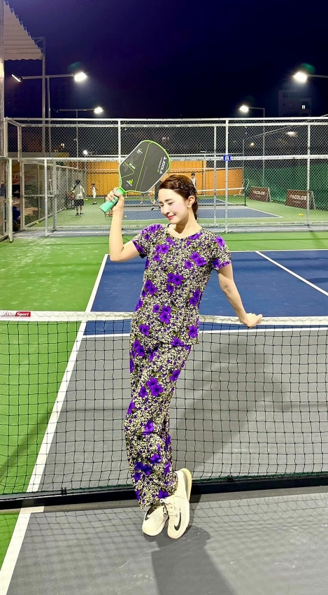 Diễn viên Quỳnh Nga khoe vòng eo con kiến trên sân chơi pickleball