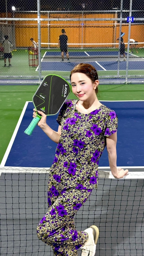 Diễn viên Quỳnh Nga khoe vòng eo con kiến trên sân chơi pickleball