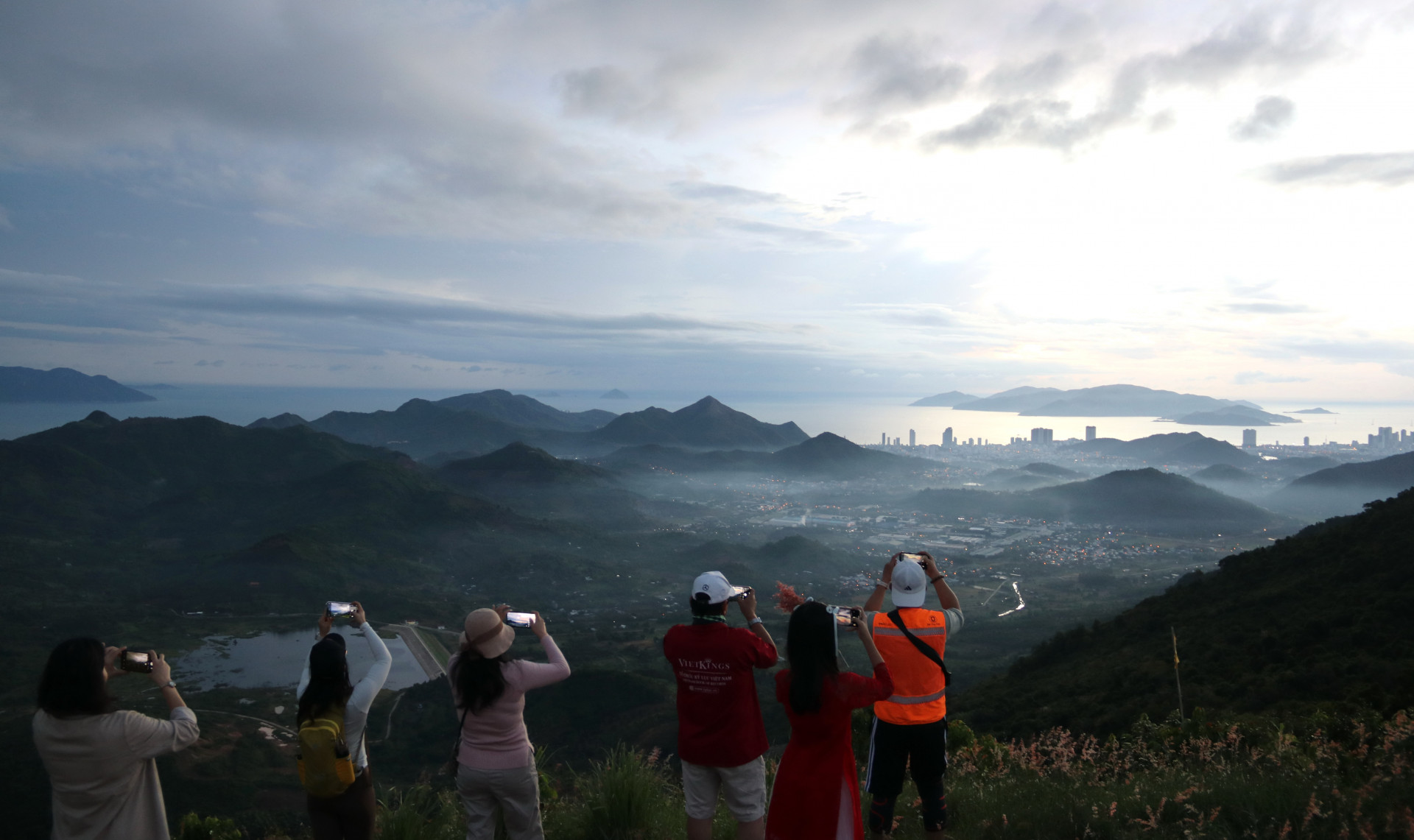 Săn mây trên đỉnh Hòn Én là một trải nghiệm thú vị   dành cho du khách khi đến Nha Trang.