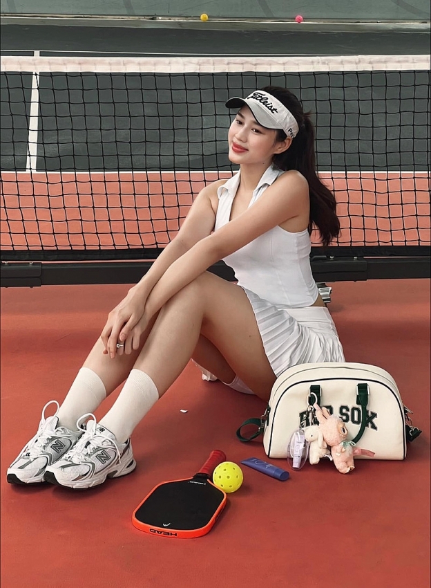 Gu thời trang đẹp hút mắt của Hoa hậu Đỗ Thị Hà trên sân pickleball