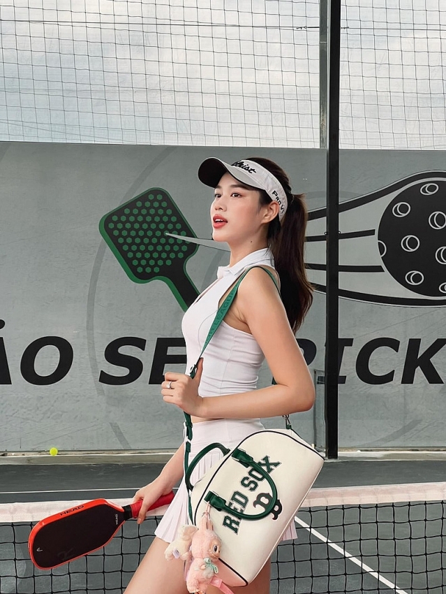 Gu thời trang đẹp hút mắt của Hoa hậu Đỗ Thị Hà trên sân pickleball