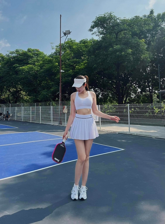 Gu thời trang đẹp hút mắt của Hoa hậu Đỗ Thị Hà trên sân pickleball