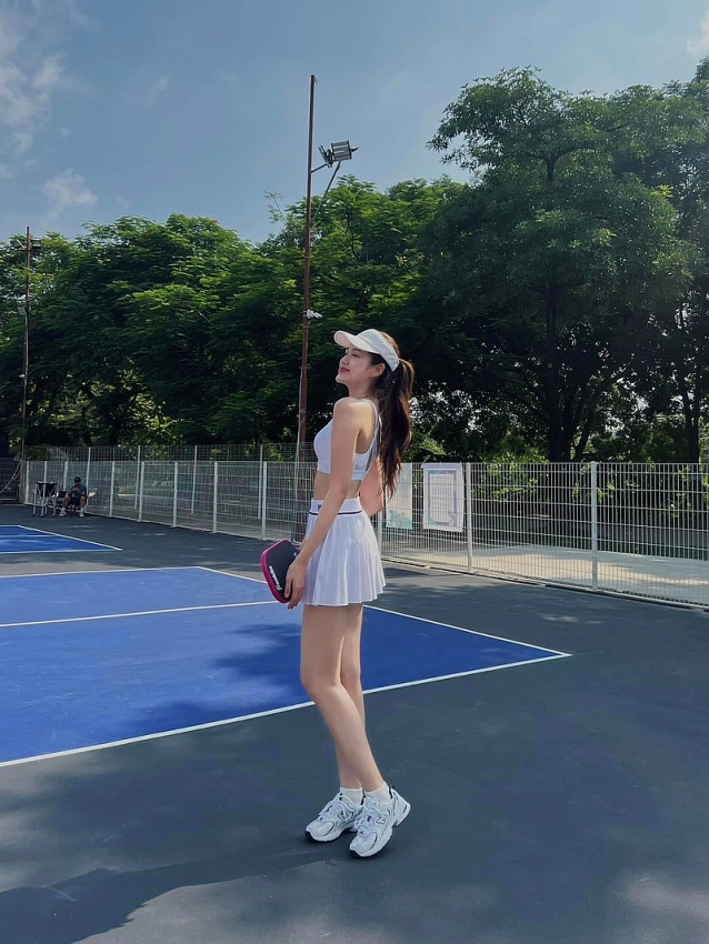 Gu thời trang đẹp hút mắt của Hoa hậu Đỗ Thị Hà trên sân pickleball