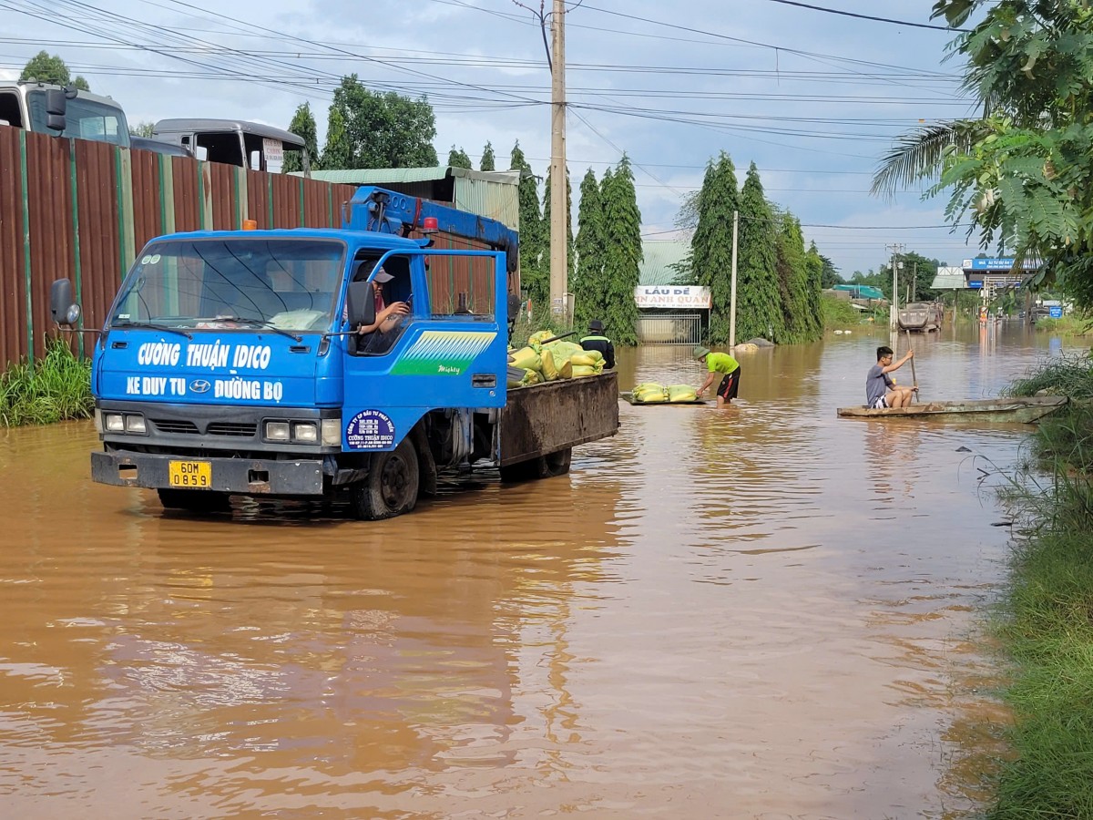 Đồng Nai: Nước sông dâng cao khiến nhiều nhà dân bị ngập nặng