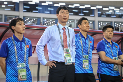 HLV Kim Sang Sik ‘do thám’ đối thủ ở ASEAN Cup