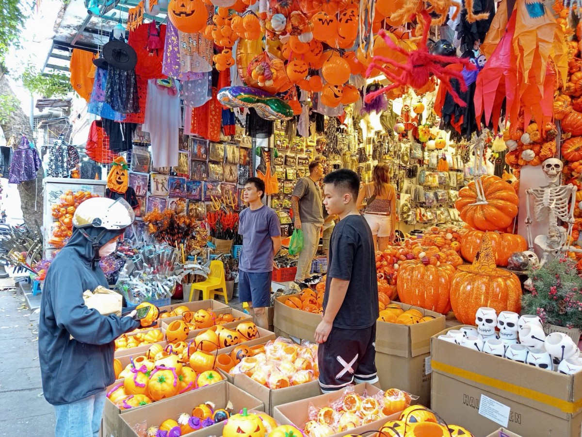 Phố Hàng Mã rực rỡ sắc màu dịp Halloween