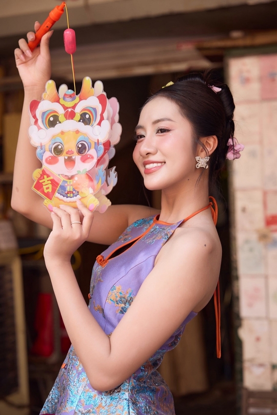 Hoa hậu Hà Trúc Linh khoe sắc trong bộ ảnh Trung thu trên phố Hàng Mã