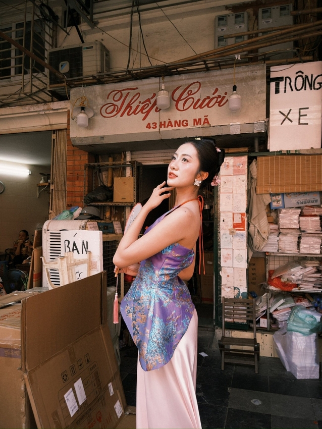 Hoa hậu Hà Trúc Linh khoe sắc trong bộ ảnh Trung thu trên phố Hàng Mã