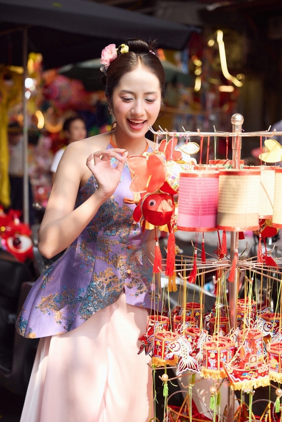 Hoa hậu Hà Trúc Linh khoe sắc trong bộ ảnh Trung thu trên phố Hàng Mã