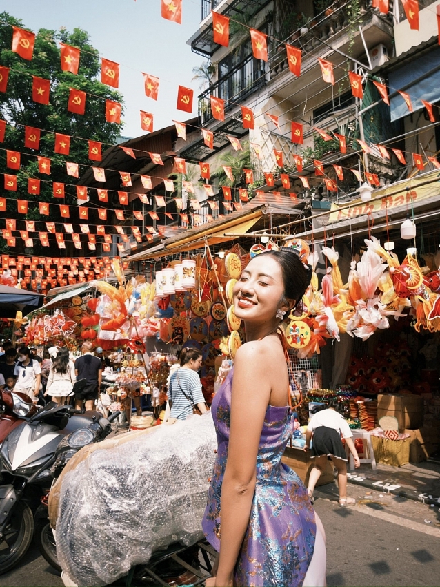 Hoa hậu Hà Trúc Linh khoe sắc trong bộ ảnh Trung thu trên phố Hàng Mã