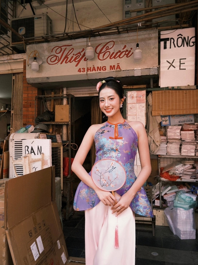 Hoa hậu Hà Trúc Linh khoe sắc trong bộ ảnh Trung thu trên phố Hàng Mã