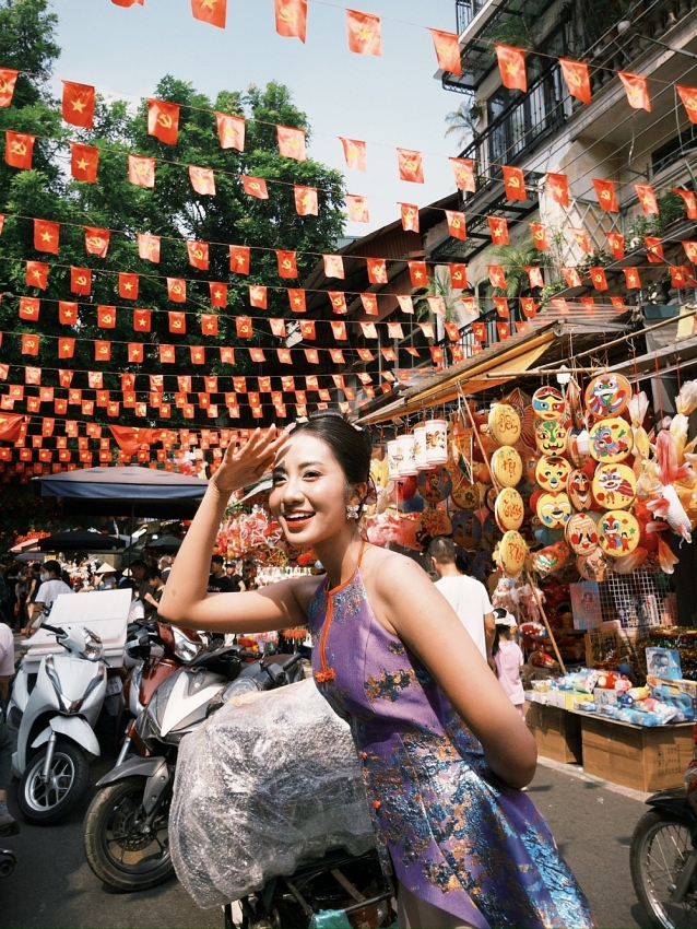 Hoa hậu Hà Trúc Linh khoe sắc trong bộ ảnh Trung thu trên phố Hàng Mã