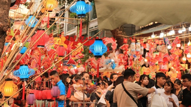 Phố Hàng Mã đông nghịt người đi chơi Trung thu