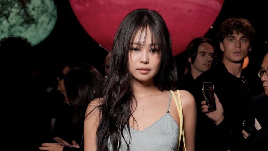 Jennie (BLACKPINK) xuất hiện ấn tượng, diện trang phục như "đồ ngủ" đi sự kiện