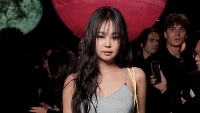 Jennie (BLACKPINK) xuất hiện ấn tượng, diện trang phục như "đồ ngủ" đi sự kiện